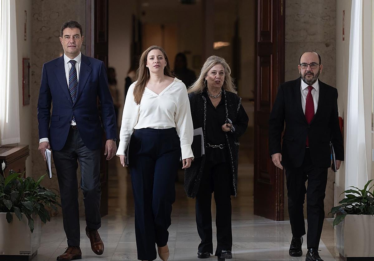 Ester Muñoz (de blanco) en el Congreso este martes