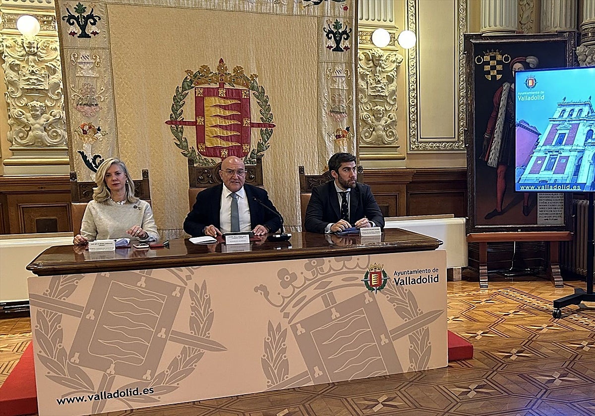 El alcalde de Valladolid, Jesús Julio Carnero, junto a la concejal de Vox, Irene Carvajal, y el concejal de Hacienda presenta el presupuesto del Ayuntamiento para 2026