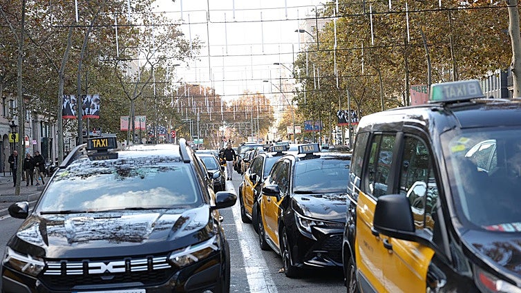 Un sector del taxi dividido toma Barcelona para acelerar la ley «anti VTC»