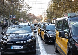 Un sector del taxi dividido toma Barcelona para acelerar la ley «anti VTC»