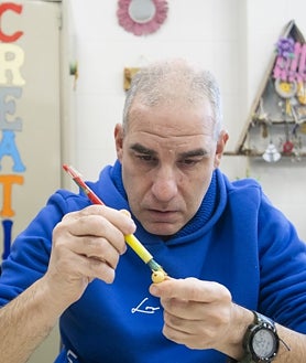 Secondary image 2 - Several users of the Fuenlabrada professional center perfect their skills through the creation of Christmas decorations