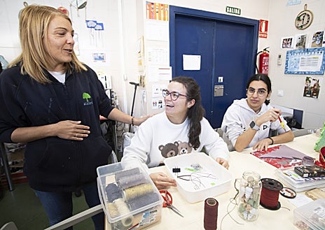 Secondary image 1 - Several users of the Fuenlabrada professional center perfect their skills through the creation of Christmas decorations