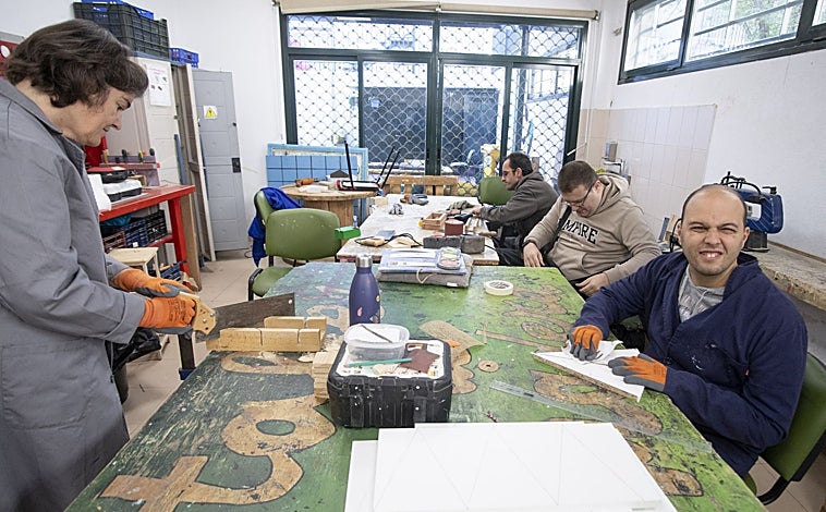 Main image - Several users of the Fuenlabrada professional center perfect their skills through the creation of Christmas decorations