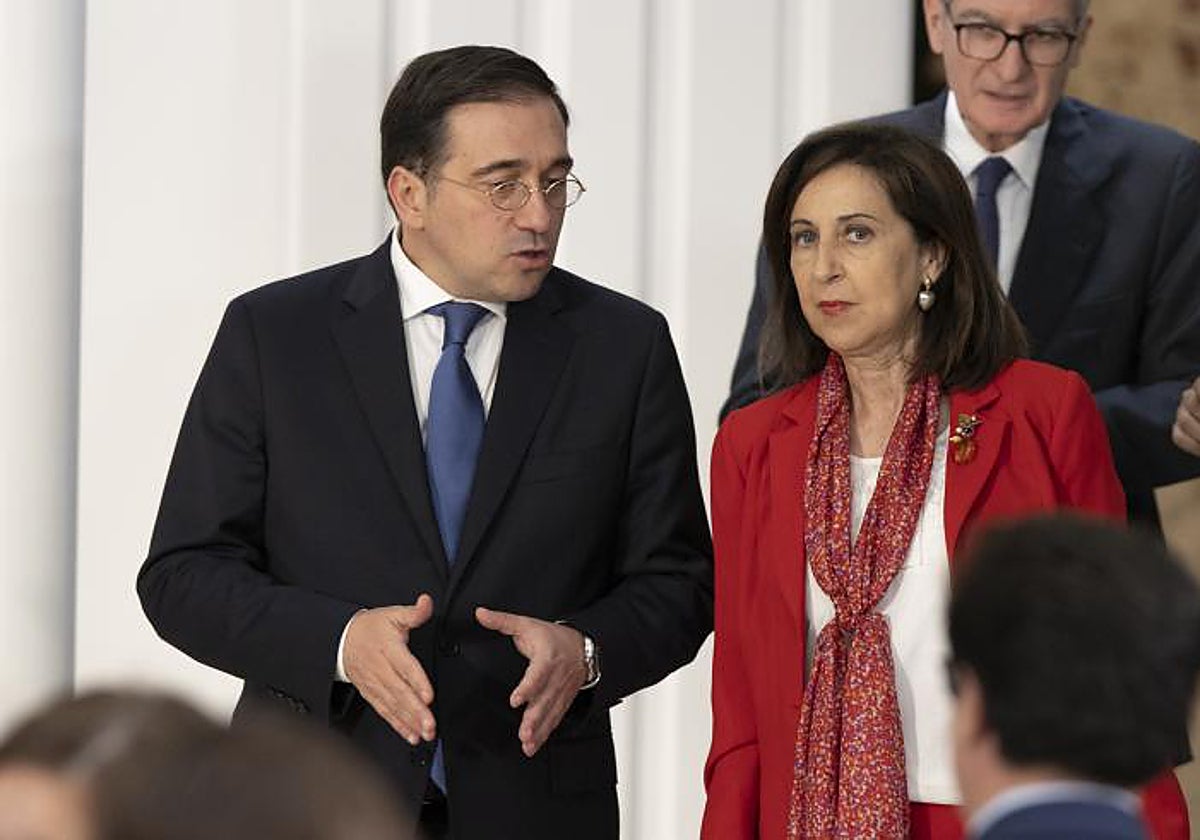 El ministro de Asuntos Exteriores, José Manuel Albares, y la titular de Defensa, Margarita Robles