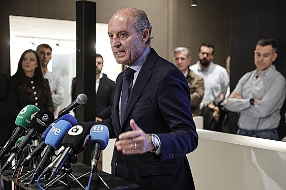 Camps va al choque con Llorca y defiende que su idea de obtener mayoría absoluta «es realista»