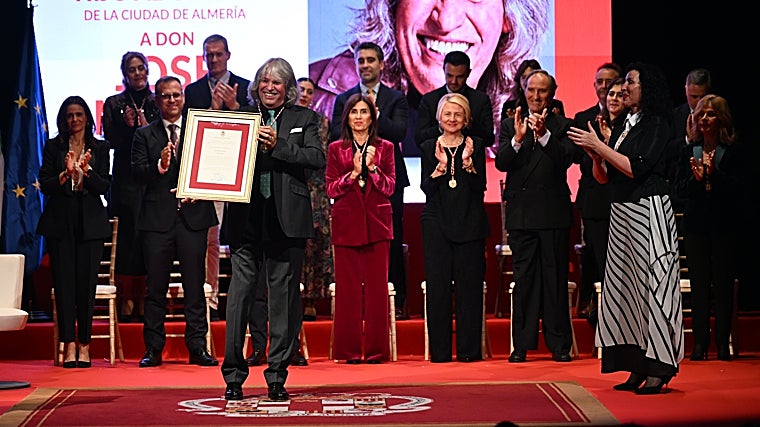 José Mercé poses with the honorary title alongside María del Mar Vázquez, mayor of Almería, and the rest of the councilors