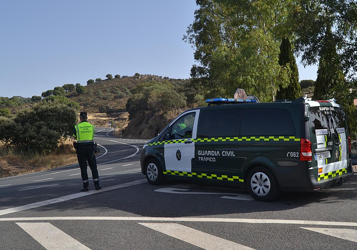 La Guardia Civil investiga al conductor de un camión que volcó en ...