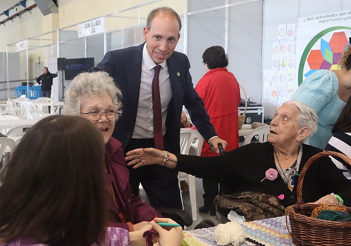 Daniel Arias, vice-president of the Provincial Delegation of Toledo, speaks with several residents
