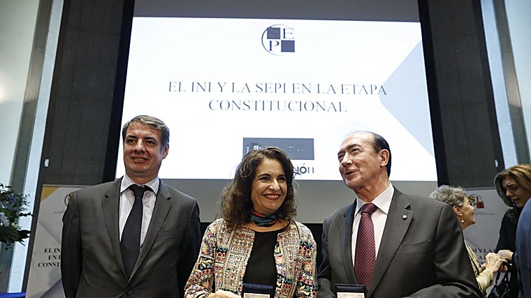 Vicente Fernández with María Jesus Montero