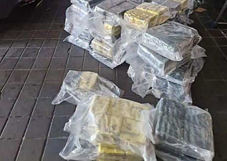 Secondary image 1 - Weapons, drugs and money seized by the National Police during operations against the two French drug traffickers