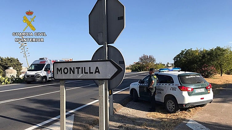 La Guardia Civil rescata a un matrimonio y su cuidadora en el incendio de su casa en Montilla