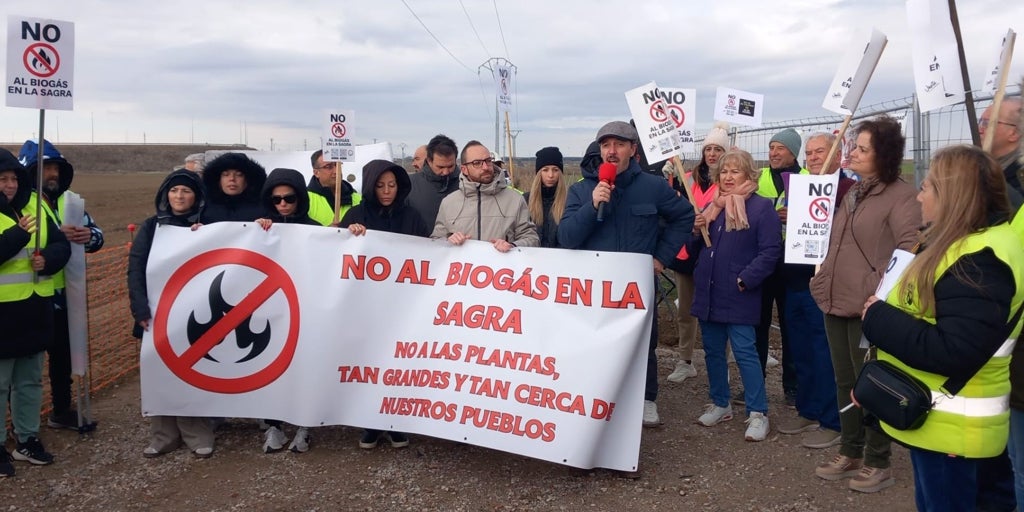 Varios cientos de personas se manifiestan contra la planta de biogás de Villaluenga en Toledo