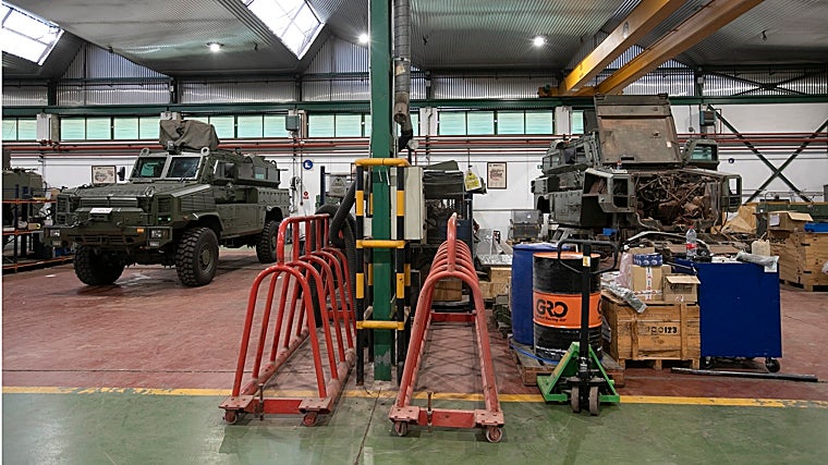 Two RG31s in the El Higuerón workshop: on the left repaired, on the right, scrapped