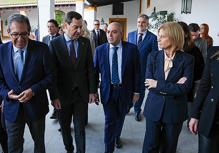 Juanma Moreno: «No tener mayoría absoluta significa inestabilidad y que no se cumplan los mandatos»