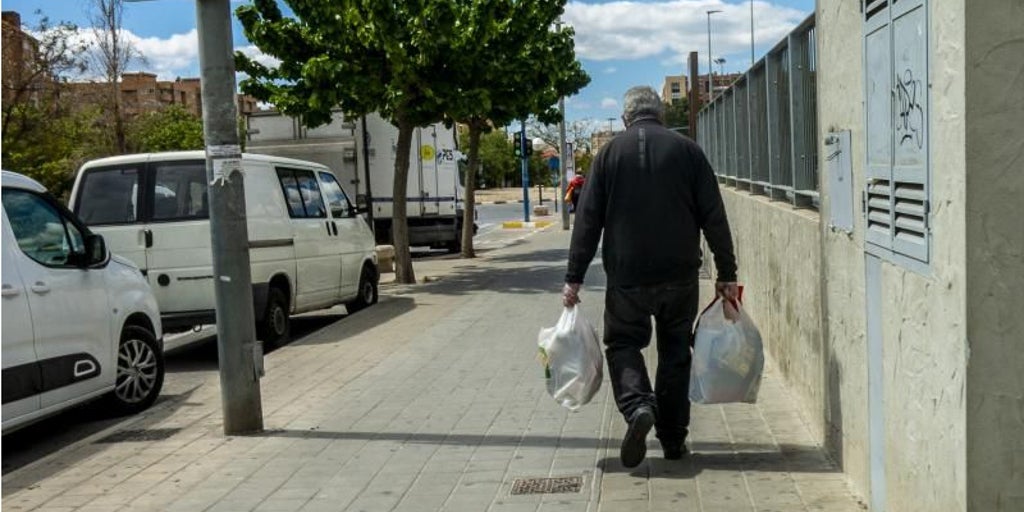«Esto es España, caballero»: denuncias a supermercados por discriminación lingüística tras atender en castellano