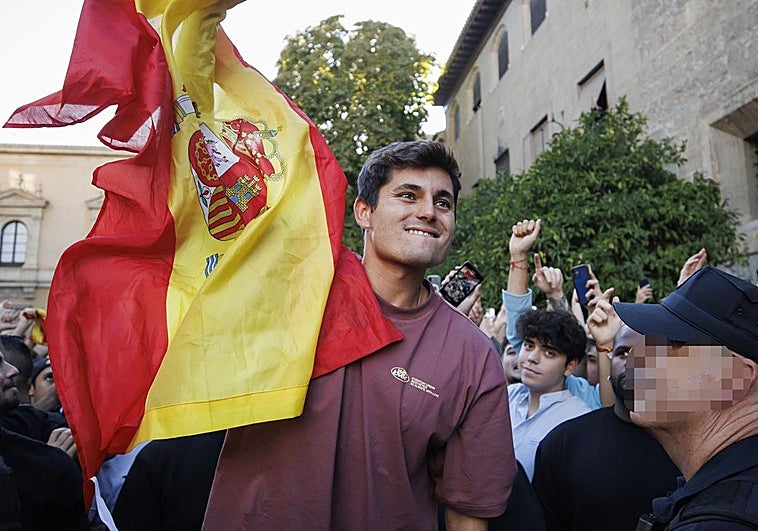 El Congreso abre un expediente a Vito Quiles por grabar con el móvil sin permiso dentro de la Cámara