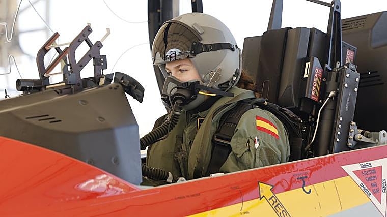 La alférez Borbón Ortiz, a bordo del Pilatus PC-21