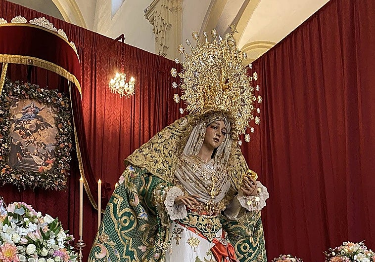 El día de la Esperanza llena Córdoba de besos, oraciones y flores a la Virgen
