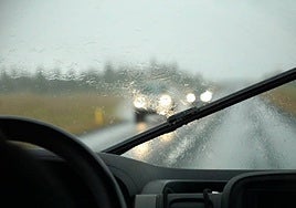 La Regla del Cuadrado: el truco matemático que la DGT pide memorizar para no chocar cuando llueve