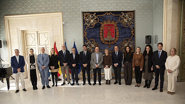 Imagen del presidente de la Generalitat, Juanfran Pérez Llorca, junto con la corporación municipal de Alicante