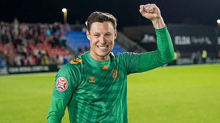 Ramón Vila celebra una victoria con el Eldense