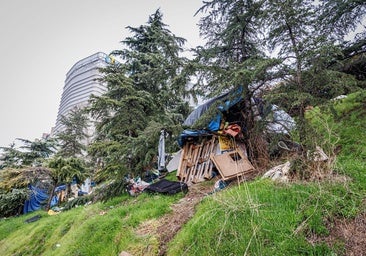 Los sintecho de Ventas se 'mudan' a la ladera del edificio Los Cubos por las obras de la M-30