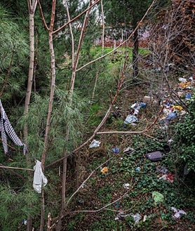 Imagem Secundária 2 - Restos de lixo de mendigos que vivem na pobreza ao lado da ponte da Avenida de la Paz