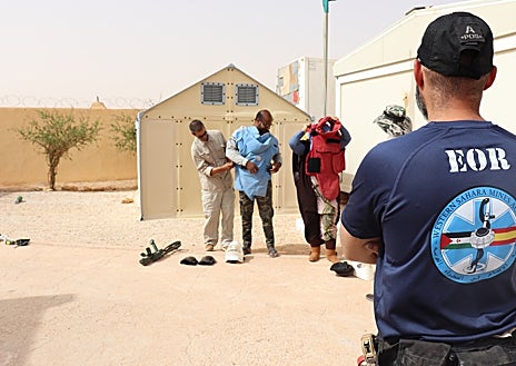 Imagen secundaria 1 - Arriba a la derecha, Jordi, durante su despliegue en Afganistán. Sobre estas líneas, impartiendo formación sobre destino en el Sáhara Occidental, en 2024. 