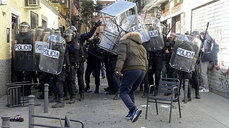 Riots in Cabestreros Street after the death of the Senegalese mantero