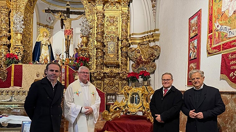 Francisco Mellado, Father Trinitario José Luis Obispo, José María Gisbert and Salvador Fuentes, next to the pedestal