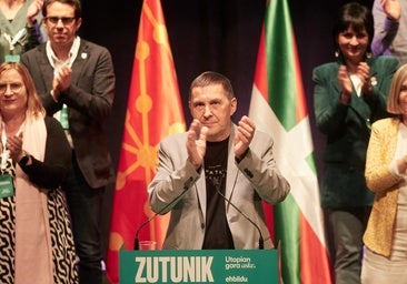 El presidente aúpa a Otegi como referente «antifascista» y de su mayoría «plurinacional» para reformar el Estado