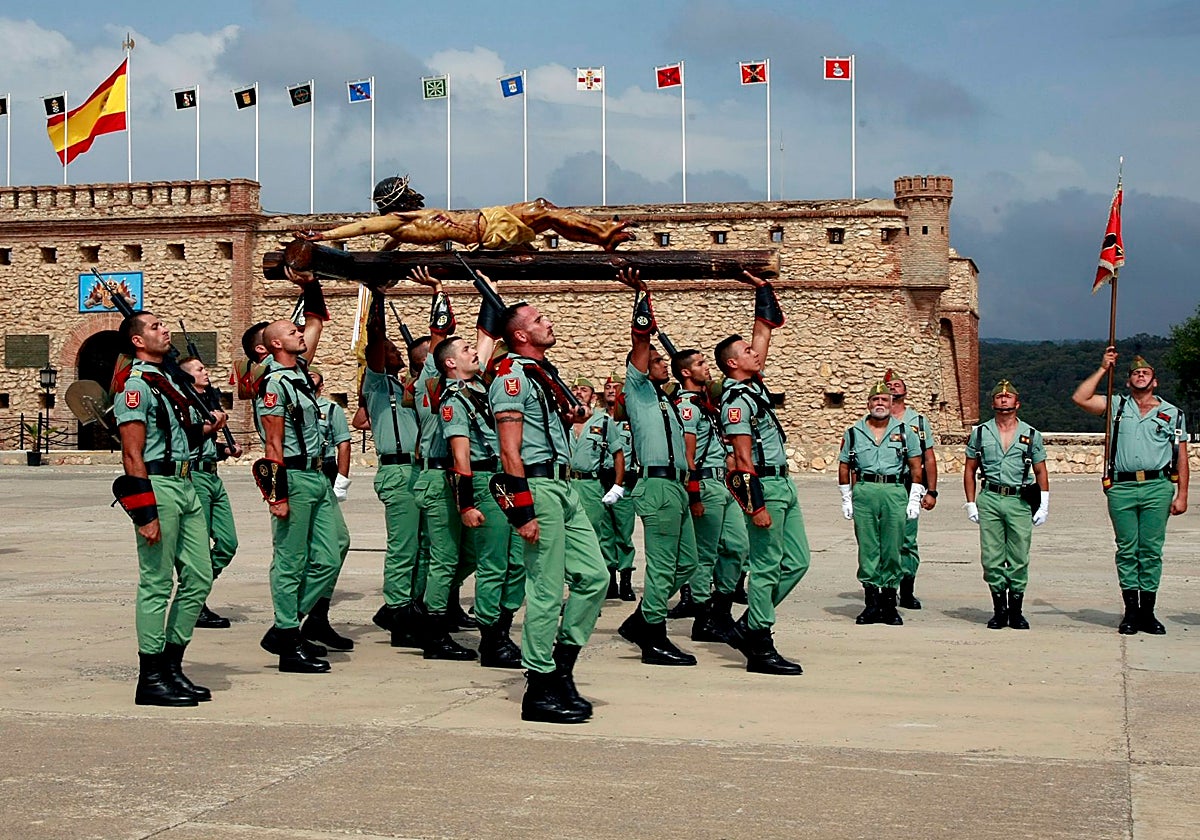 Legionarios llevan un Cristo a cuestas durante el acto de conmemoración del 92 aniversario de la fundación de la Legión