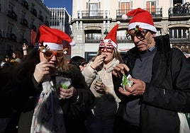 Lacasitos y gominolas para recibir el 2026 en Sol y a 36 horas para las Campanadas: «La noche es más agobiante»
