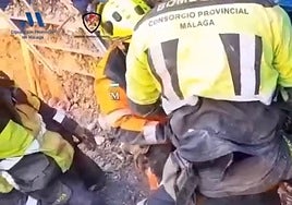 Rescatan con vida a un hombre atrapado bajo tres metros de escombros en Vélez-Málaga