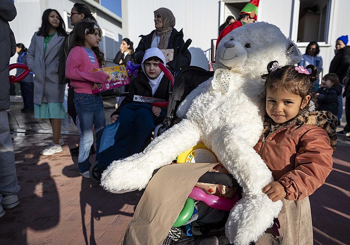 Una niña alojada en Las Caracolas recibe un peluche gigante de regalo