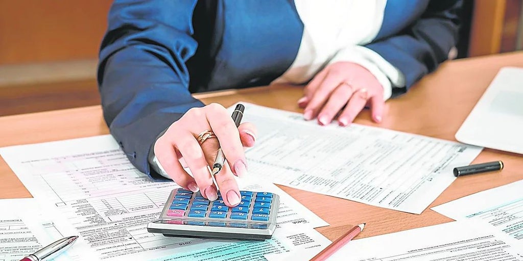 Estas son todas las rebajas fiscales y los impuestos que ha bajado Juanma Moreno en Andalucía