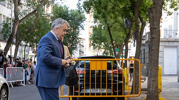 Santos Cerdán upon his arrival at the Supreme Court, from where he left to enter Soto del Real prison