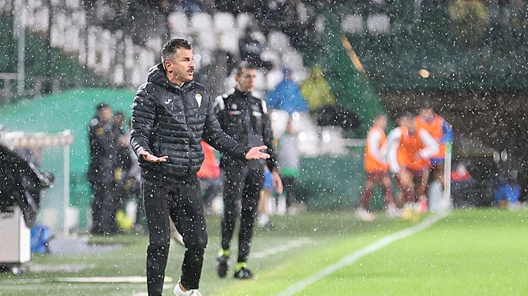 Ania da instrucciones desde la banda del Arcángel en el partido ante el Deportivo de la Coriña