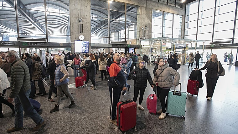 Viajantes na chamada estação Julio Anguita.