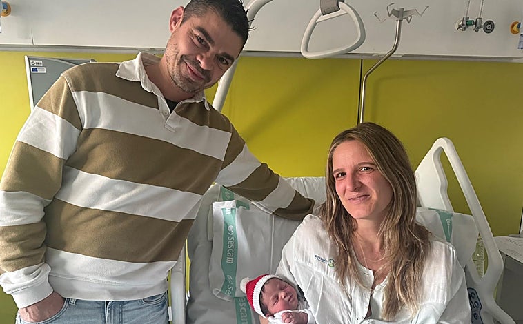 Main image - Above, Lucía, second daughter of Raquel and Ismael, born in the Guadalajara hospital. Above these lines, Erik, with his parents Diego and María (left), born in the Alcázar de San Juan and on the right, Lissandro Gabriel, son of Esther Abigail and Francisco Javier