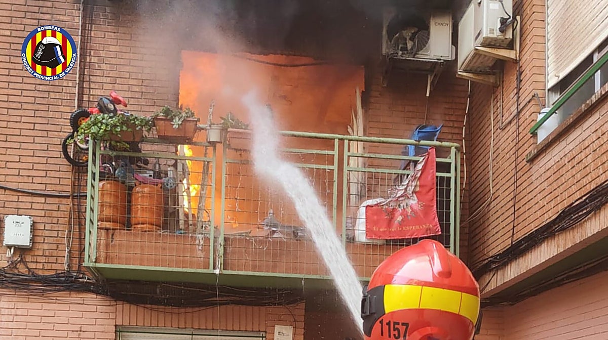 Bomberos trabajan en la extinción del fuego en el edificio de Paiporta (Valencia), este jueves
