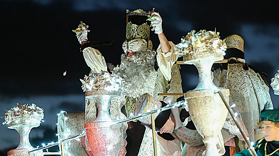 Un cortejo con 20.000 kilos de caramelos y 13 carrozas para los Reyes Magos en una Málaga que desafía a la lluvia