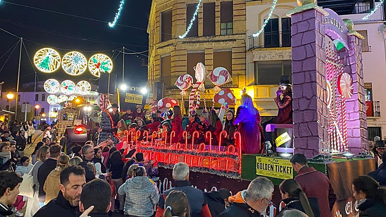 Um dos carros alegóricos que participam do Desfile dos Três Reis Magos em Puente Genil.