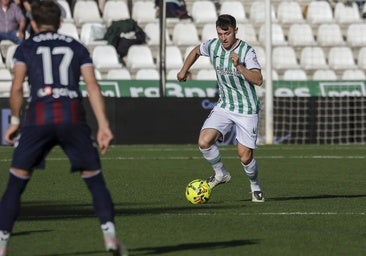 Alberto del Moral busca opciones y minutos en el centro del campo blanquiverde