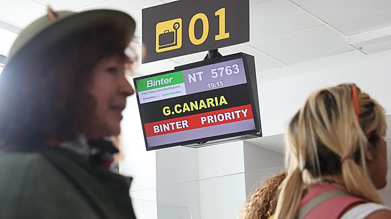 Pasajeras se disponen a tomar un vuelo de Binter a Las Palmas de Gran Canaria