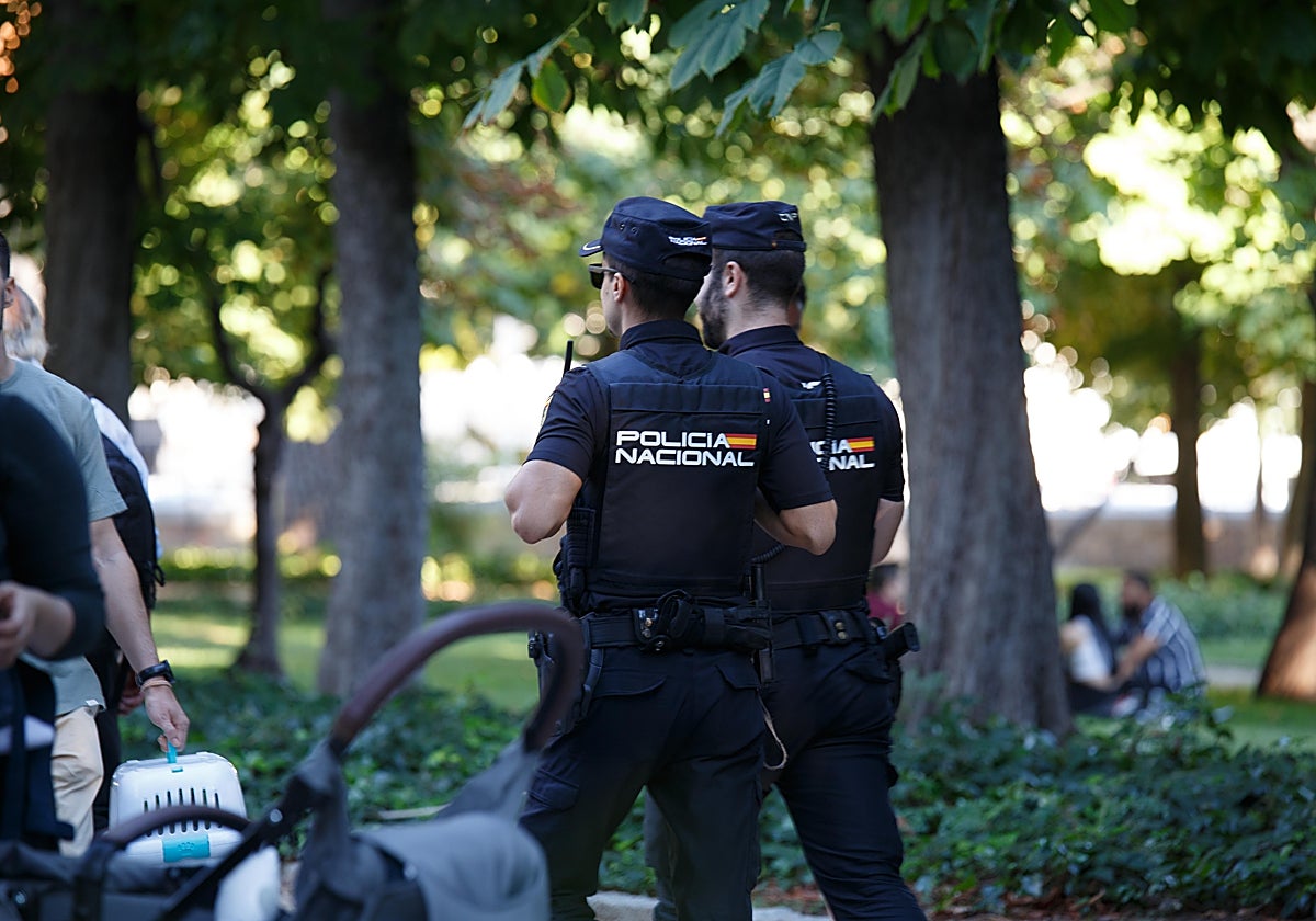 Imagen de archivo de dos agentes de la Policía Nacional