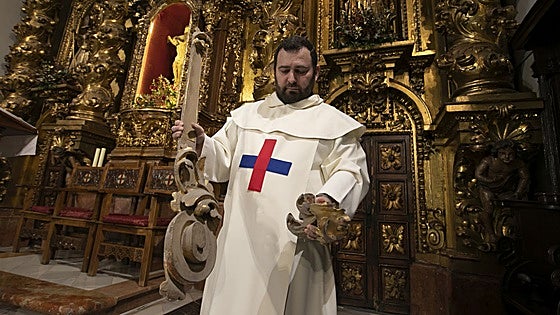 Los Trinitarios piden ayuda urgente para restaurar la iglesia del Rescatado: «Con viento caen trozos de esculturas de la fachada»