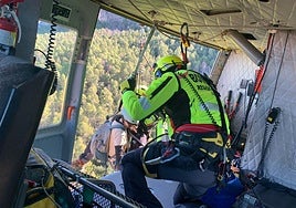 Rescatada una mujer de 30 años que se había quedado atascada en una tirolina a 30 metros de altura en Murcia