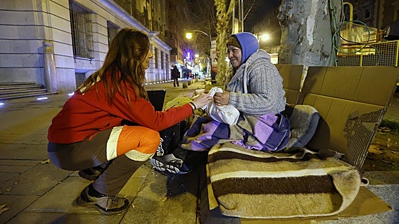 Cáritas y Cruz Roja asisten en Córdoba a decenas de 'sin techo' en plena ola de frío: «Mis niños se los tuve que entregar a mis padres»