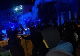 Cuatro mossos heridos tras el lanzamiento de pirotecnia y piedras en la protesta contra el desembarco de los neonazis de Núcleo Nacional en Cataluña